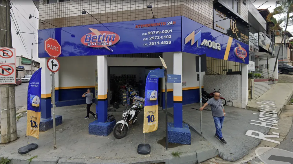 Fachada da loja Betim Baterias com pessoas na entrada