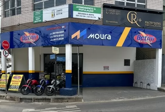 Fachada da loja Betim Baterias em um dia ensolarado
